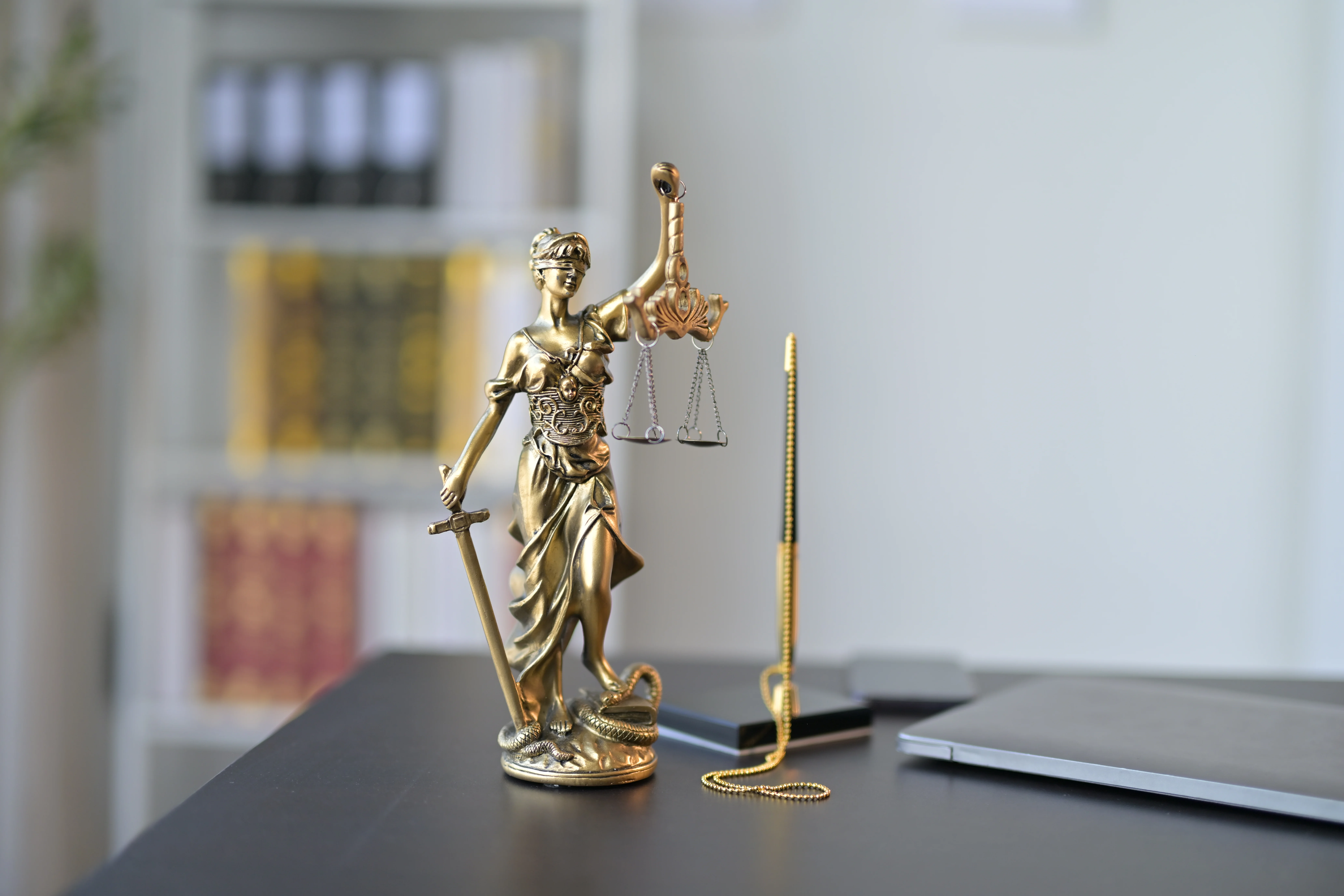 Statue de la Justice symbolisant la défense en contentieux fiscal